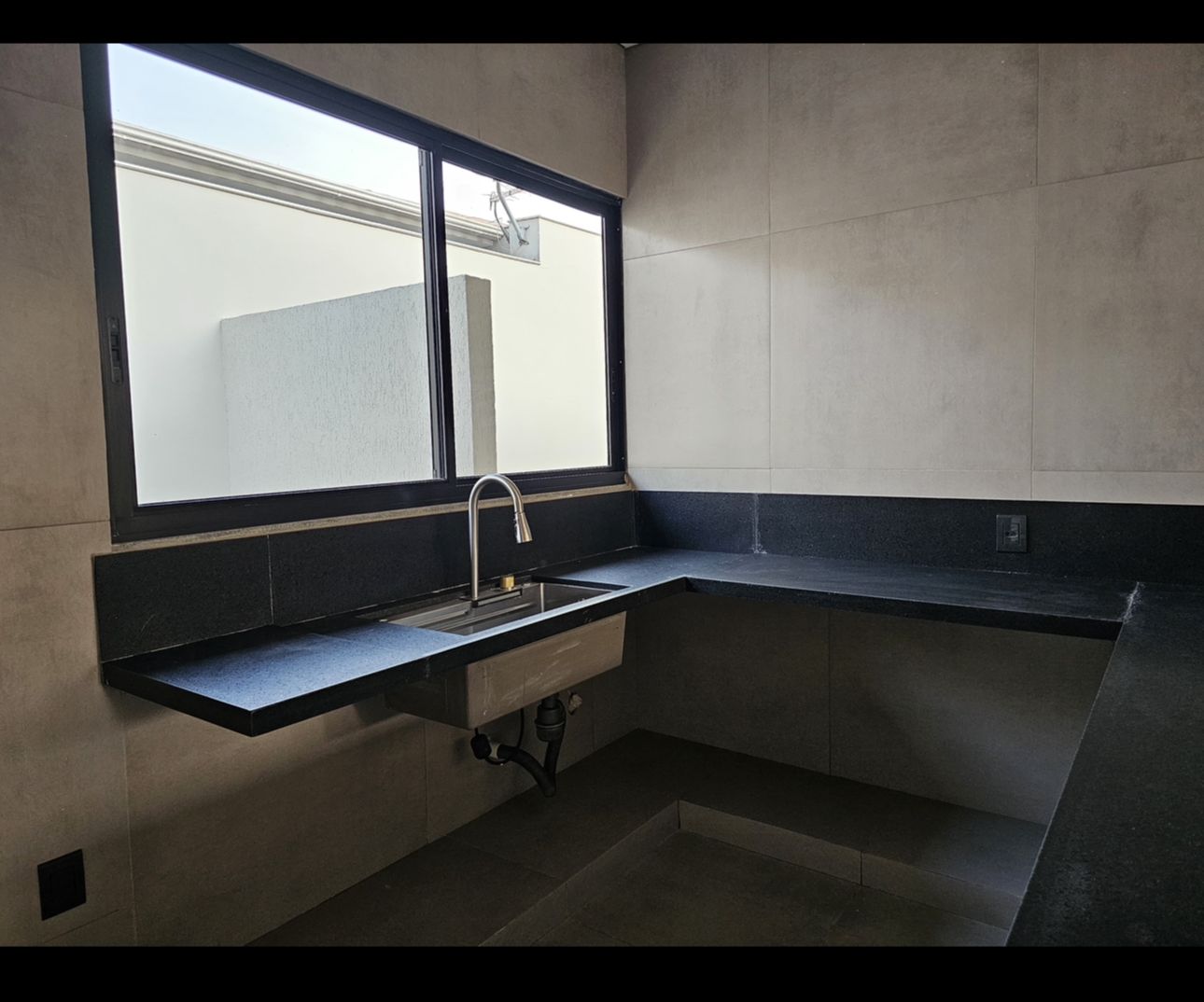  VENDO CASA NOVA NO CONDOMÍMIO ERMITAGE 